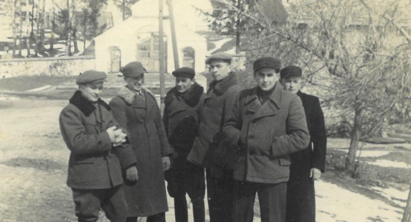 zdjęcie przedsta: Zwolnieni z wiezień i ich koledzy, na ul. 3 Maja w Siemiatyczach, rok 1946