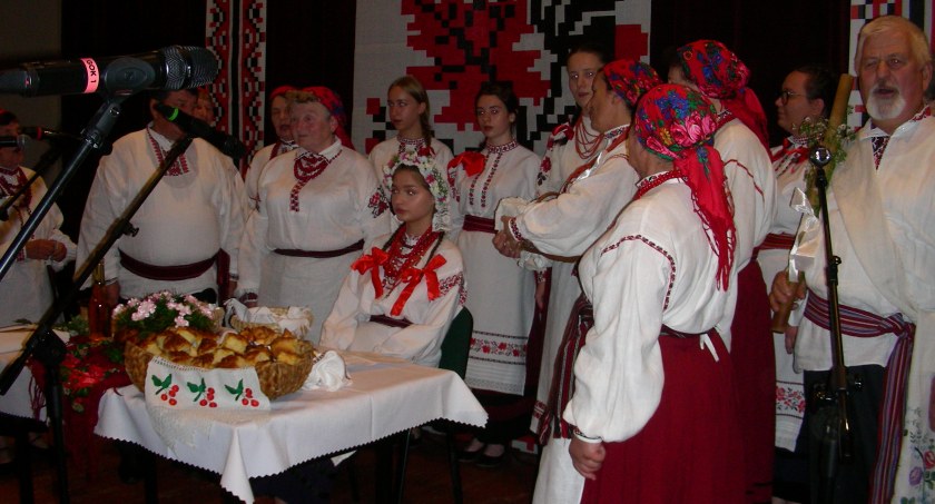 zdjecie przedsatawia inscenizację obrzędów weselnych 