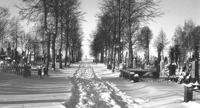 zdjęcie przedstawia główną aleję na cmentarzu w Siemiatyczach, w roku 1962; fot Antoni Nowicki