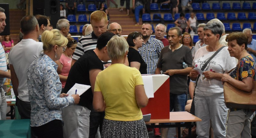 Zdjęcie przedstawia walne zebranie członków Spółdzielni Mieszkaniowej Lokatorsko - Własnościowej w Siemiatyczach, 24 czerwca br., fot. Jacek Piotrowski