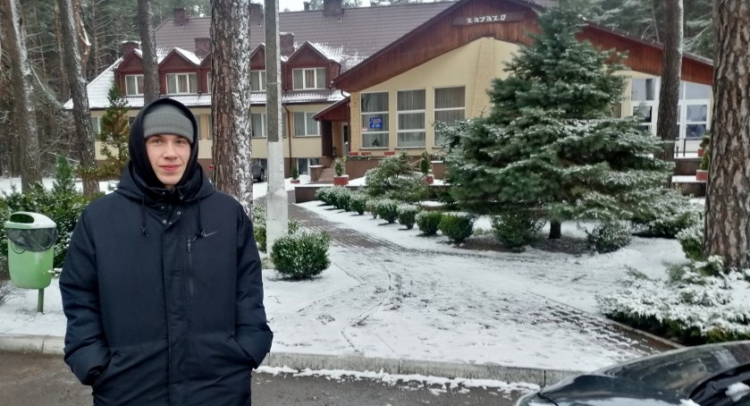 zdjęcie: Aleks Buchtiarow przed zajazdem Kmicic w Siemiatyczach