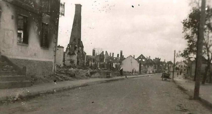 zdjęcie przedtsawia ul. Polską (11 Listopada) w Siemiatyczach, widok w sronę pl. Jana Pawła, bombardowaniach niemieckich 