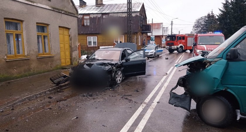 zdjecie przedstawia wypadek drogowy w Ciechanowcu na ulicy Łomżyńskiej