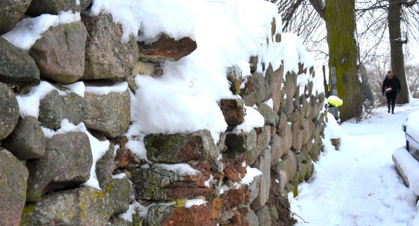 zdjęcie: mur starego cmentarza, świadek bitwy siemiatyckiej 6-7 lutego 1863, fot Jacek S Wasilewski