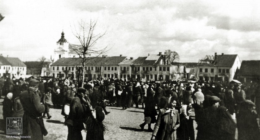 zdjęcia przedstawia Rynek w Siemiastyczach wiosną 1945 roku, fot. Antoni Noiwicki