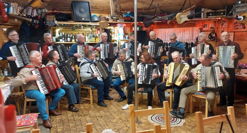 zdjecie: wspolny mini koncert zebranych na spotkaniu 