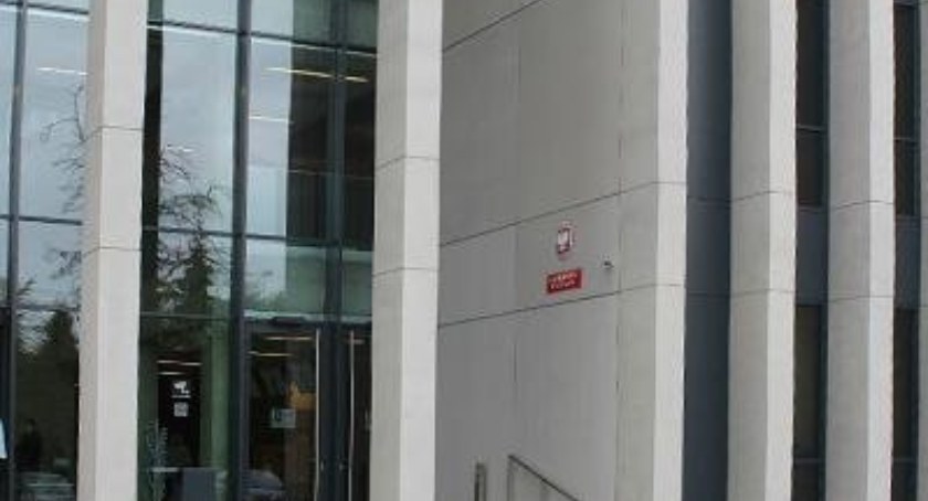 zdjecie przedstawia wejście do sadu rejonowego w Siedlach, fot urząd miejski Siedlce
