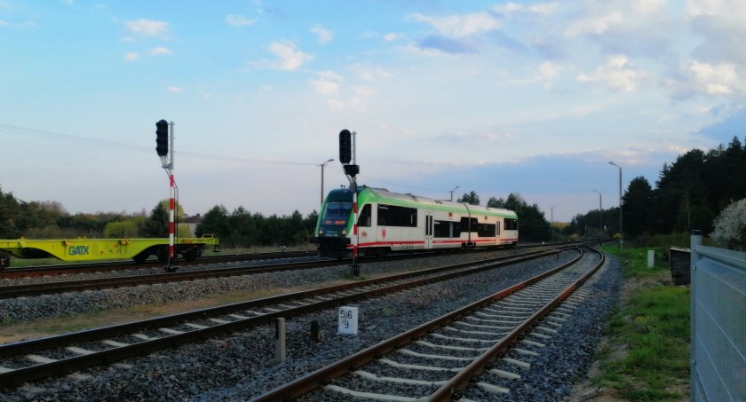 zdjęcie : Pociag z Siedlec do Czeremchy wjeżdza na stację PKP Siemiatycze Stacja , fot Jerzy Nowicki