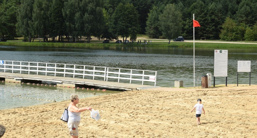 zdjęcie przedstawia zalew w Siemiatyczach z czerwona flagą, fot Jacek S. Wasilewski 