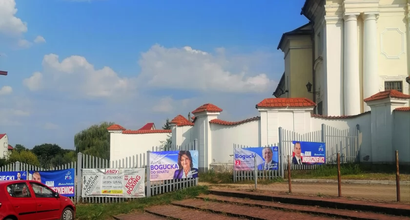 na zdjęciu: banery wyborcze PIS na ogrodzeniu przed kościołem w Siemiatyczach 