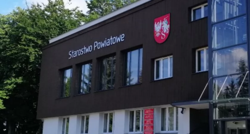 zdjecie przedstawia fasadę urzędu starostwa w Siemiatyczach, fot Jerzy Nowicki