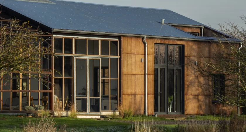 (Flat House, Margent Farm, Wielka Brytania – dom z paneli drewniano-konopnych. Zdjęcie: Oskar Proctor/materiały prasowe Practice Architecture)