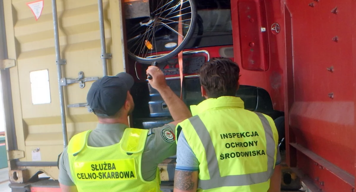 Administracja, Podlaska zatrzymała transporty niebezpiecznych odpadów - zdjęcie, fotografia