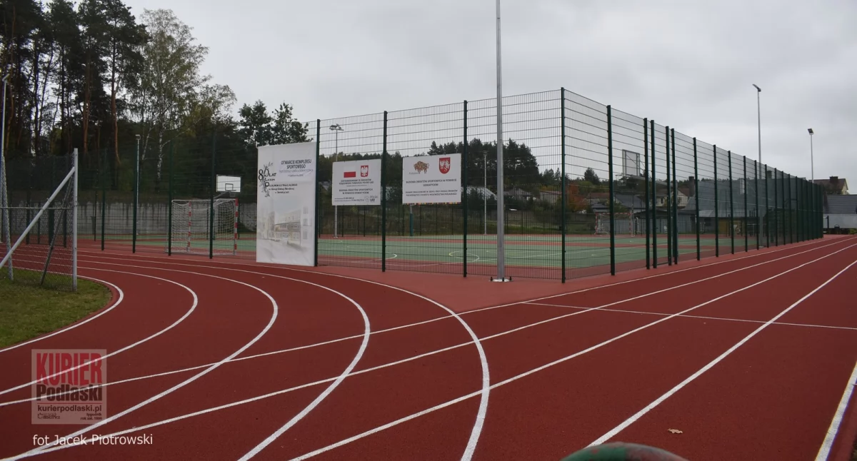 zdjęcie przedstawia nowe obiekty sportowe przy liceum w Siemiatyczach, fot Jacek Piotrowski