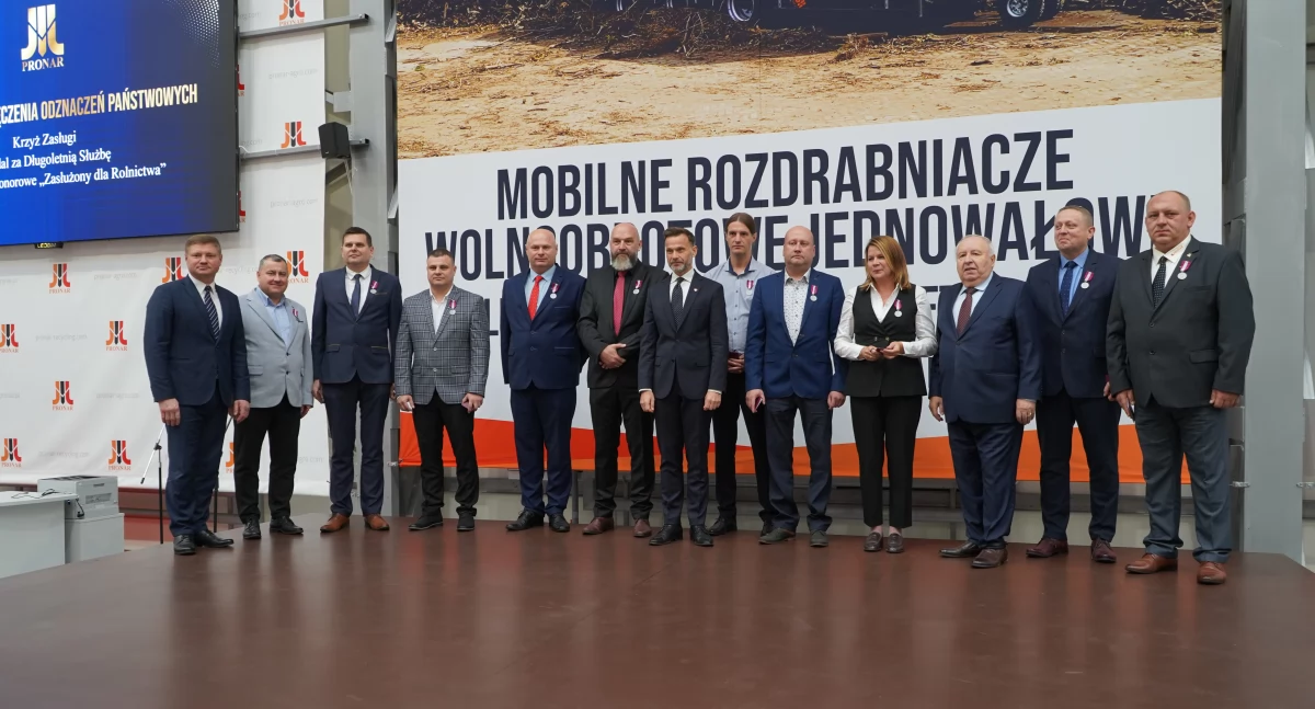 Przedsiębiorczość, wręczenia odznaczeń resortowych Centrum Wystawowym PRONAR Siemiatyczach - zdjęcie, fotografia