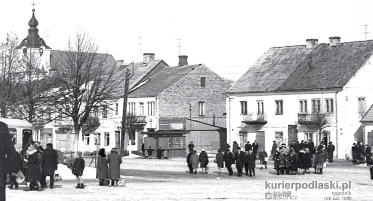 Zdjęcie - wdok na wschodnią strone, w głebi kiosk ruchu, i kiosk mleczarni
