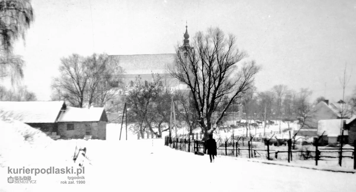 zdjęcie przedstawia widok z 1966 roku fot Antoni Nowicki, widok od cerkwi na kościół w Siemiatyczach