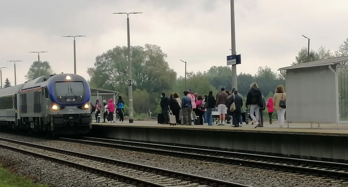 zdjęcie przedstawia przyjaźń pociagu Żubr Białystok - Warszawa na stacji PKP Siemiatycze, fot Jerzy Nowicki