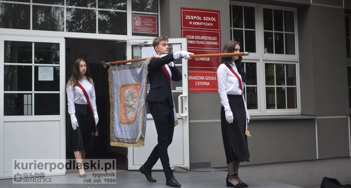 Zdjęcie przedstawia poczet sztandarowy Zespolu Szkół w Siemiatyczach