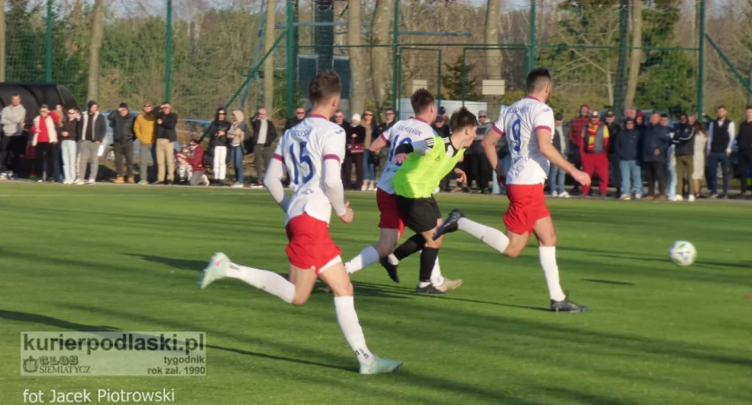 Piłka nożna, Derby remis Pierwsze wyniki Klasy okręgowej - zdjęcie, fotografia