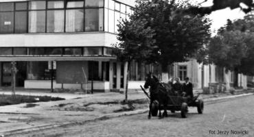 Na starej fotografii. Budynek przy Pałacowej - 1972 i dzisiaj 