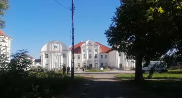Barokowy budynek byłego klasztoru powoli nabiera blasku