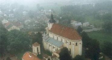 Fotografia. Widok lotniczy na kościół pw. Wn.NMP w Siemiatyczach